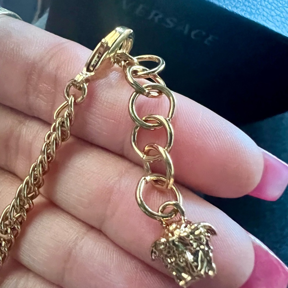 🛑 NOT FOR SALE 💕Versace Gold Tone Medusa Necklace - Picture 7 of 7